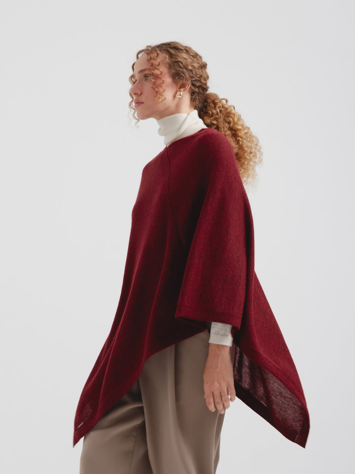 Almendra Poncho Baby Alpaca Color Cherry