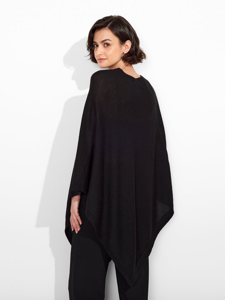Poncho Almendra Baby Alpaca Color Negro