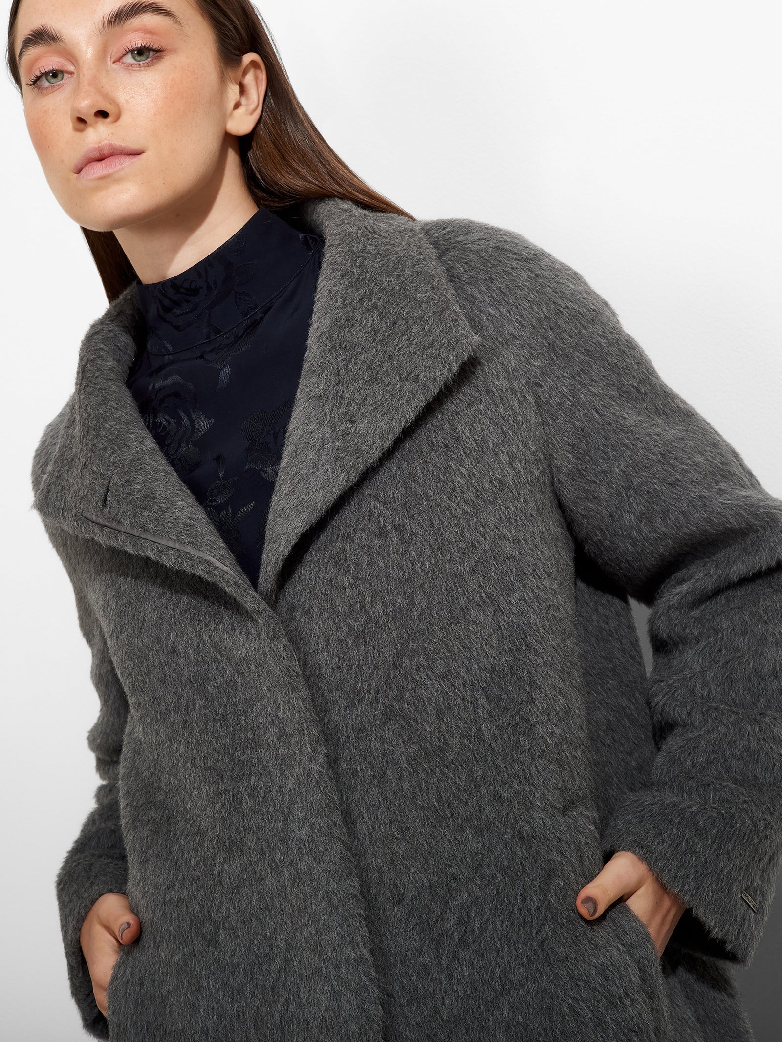 Abrigo Zurich Suri Alpaca Color Gris