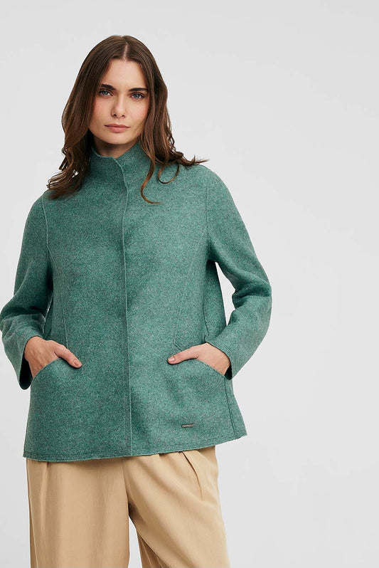 Alpaca de color verde con pelaje de comadreja