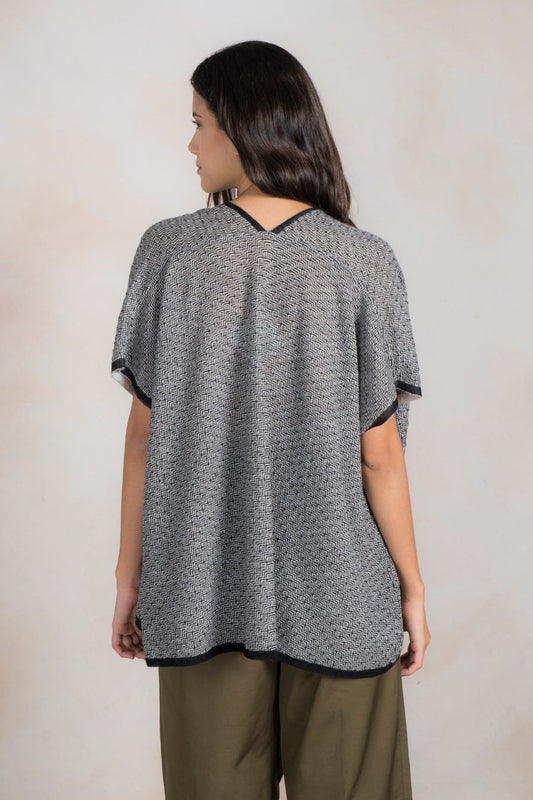 Chaleco Roots Baby Alpaca Color Negro y Blanco