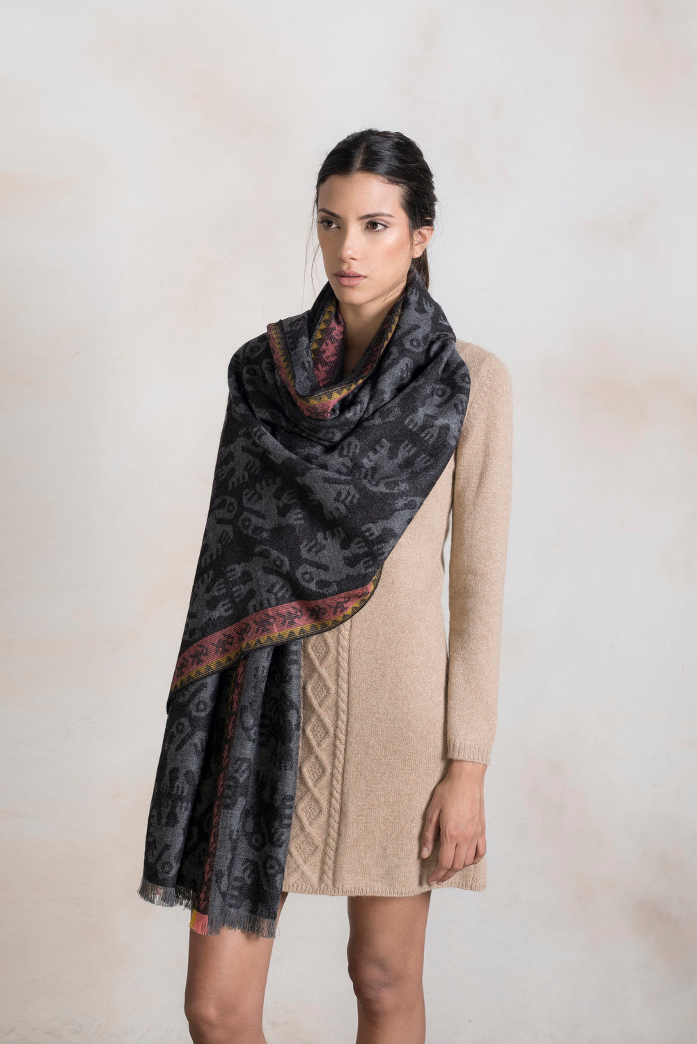 Chimu - 9 Grey Oscuro Shawl Baby Alpaca Color Dark Grey