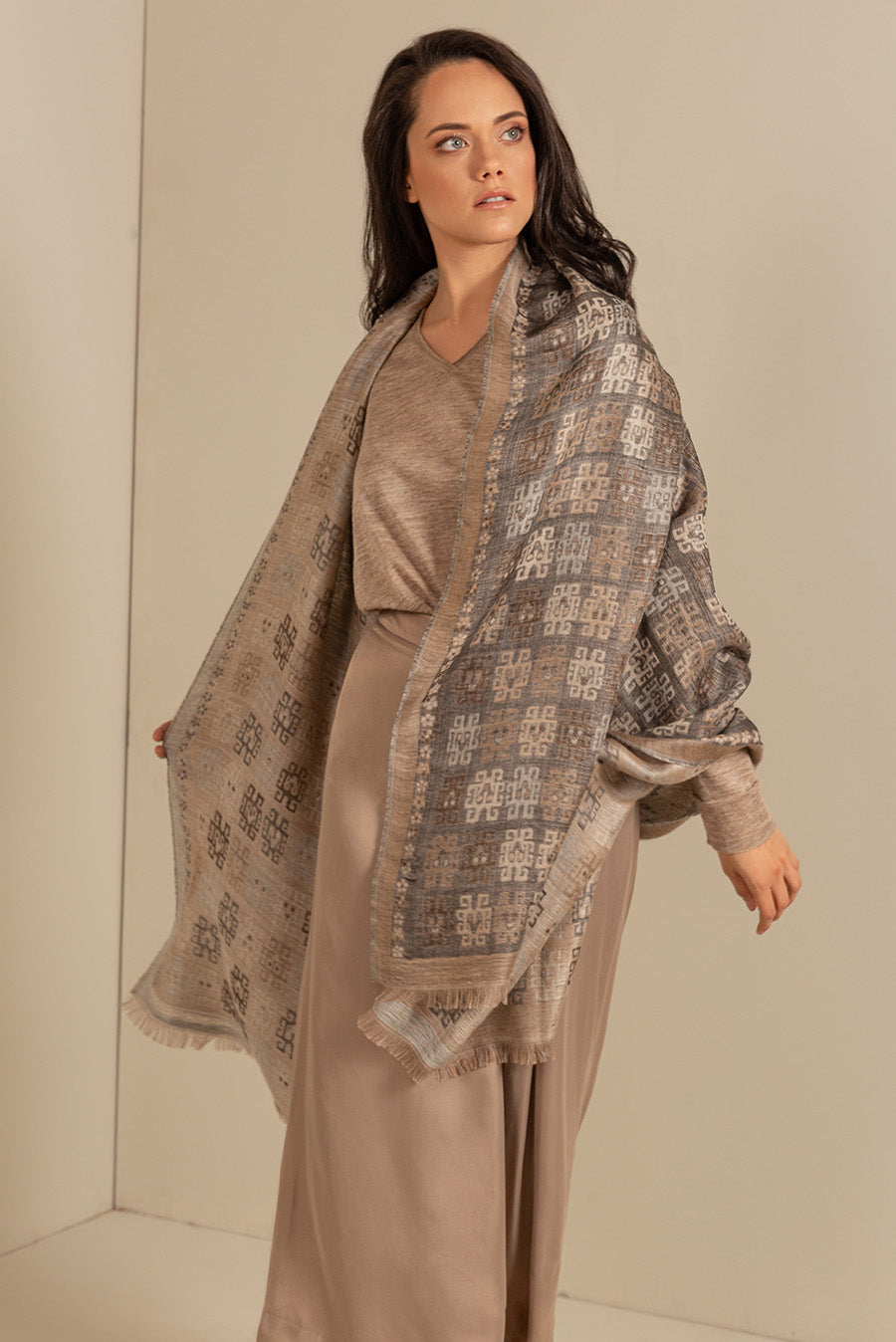 Nazca - 26 Chal Royal Alpaca &amp; Seda Color Gris
