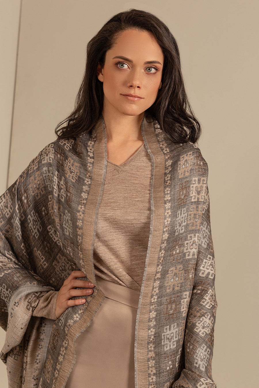 Nazca - 26 Chal Royal Alpaca &amp; Seda Color Gris