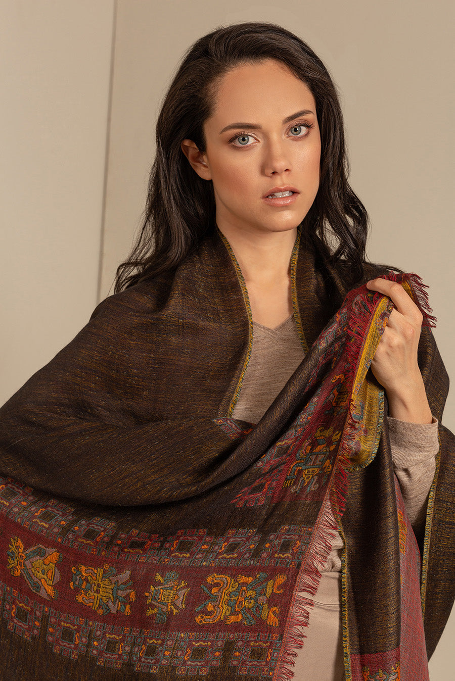 Nazca - 27 Chal Royal Alpaca &amp; Seda Color Negro