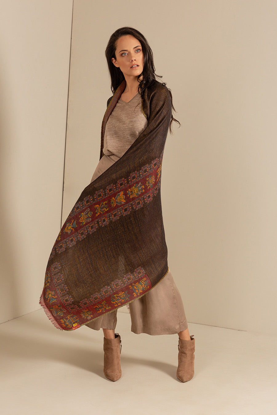 Nazca - 27 Chal Royal Alpaca &amp; Seda Color Negro