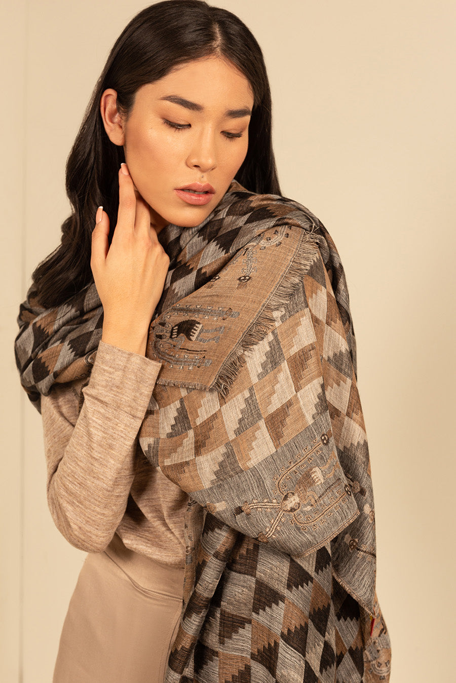 Nazca - 31 Chal Royal Alpaca &amp; Seda Color Negro