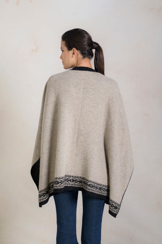 Poncho Remi Baby Alpaca Color Negro y Beige