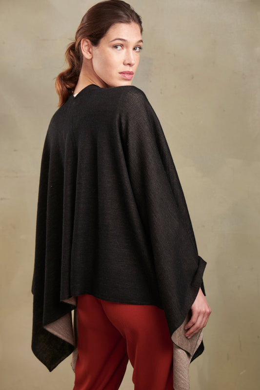 Temira Poncho Baby Alpaca Color Negro&amp;Ajonjolí
