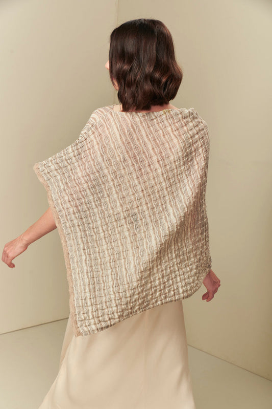 Poncho de alpaca bebé color natural de Tanzania
