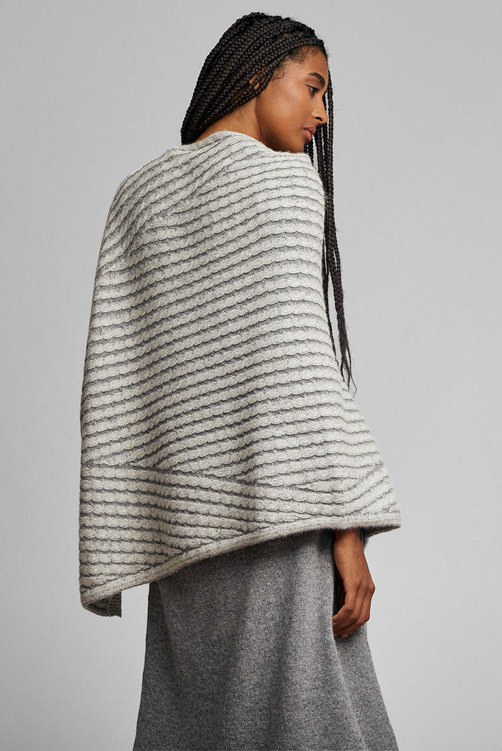 Wonder Poncho Baby Alpaca Color Ecru