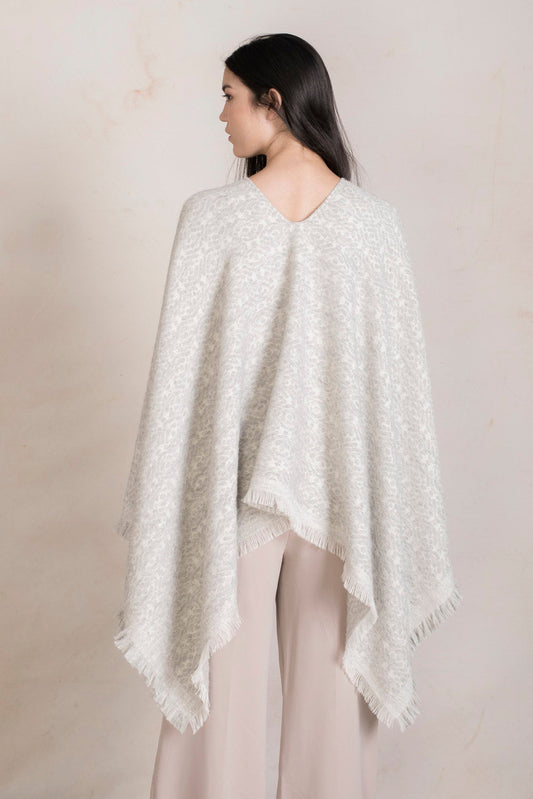 Capa Reiza de alpaca y lana en color gris y crudo