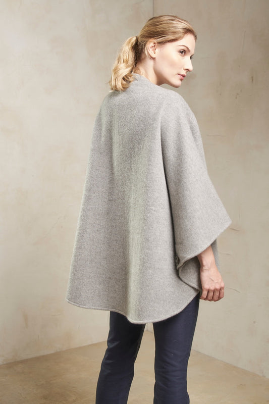 Capa Sonia Baby Alpaca y Lana Color Gris y Crudo